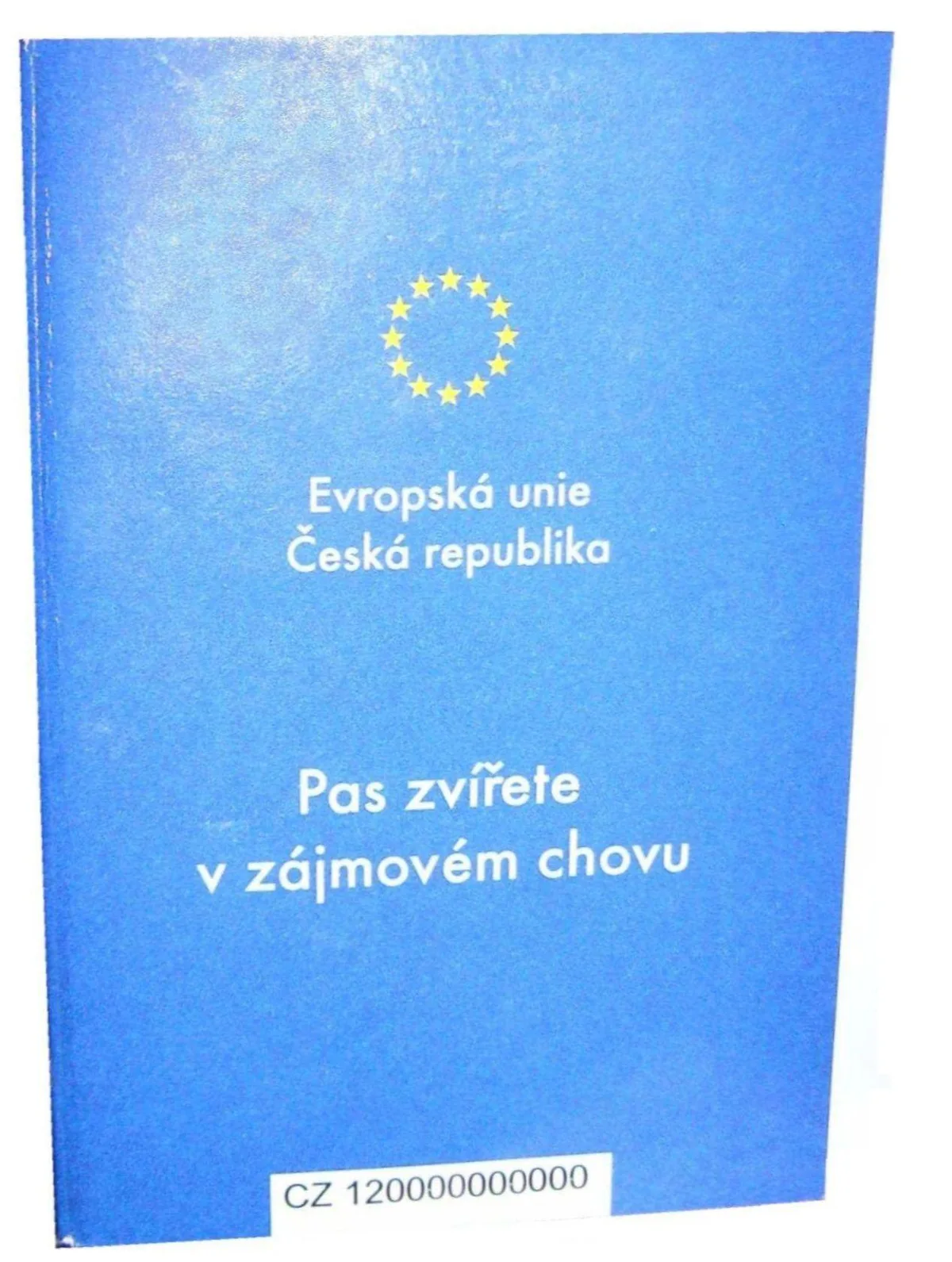 De blauwe omslag van een Tsjechisch Europees dierenpaspoort met de sterrenkrans van de Europese Unie.